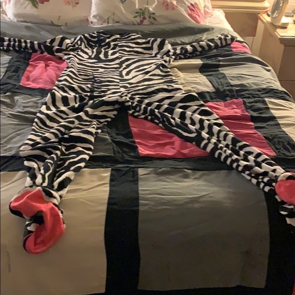 Zines Print  Onesie with footies - Picture 3 of 3